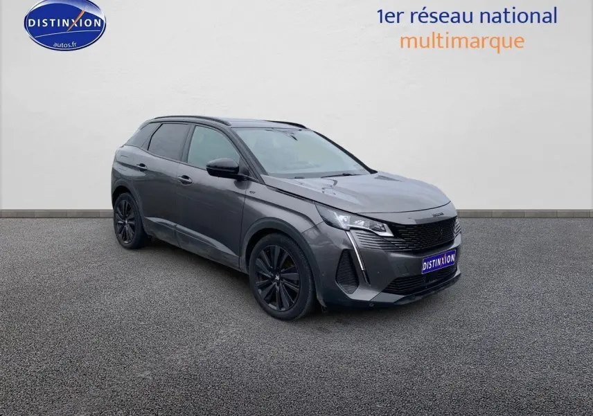 Peugeot 3008 gris platinium métal en 3/4 avant droit, avec jantes noires et calandre distinctive GT Black Pack.