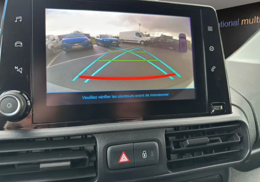 Écran central du Peugeot Partner 2022 montrant la caméra de recul avec lignes de guidage colorées.