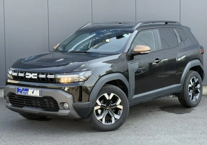 Dacia Duster noir nacré vu 3/4 avant droit avec coques de rétroviseur brun cuivré et jantes alliage 17 pouces.