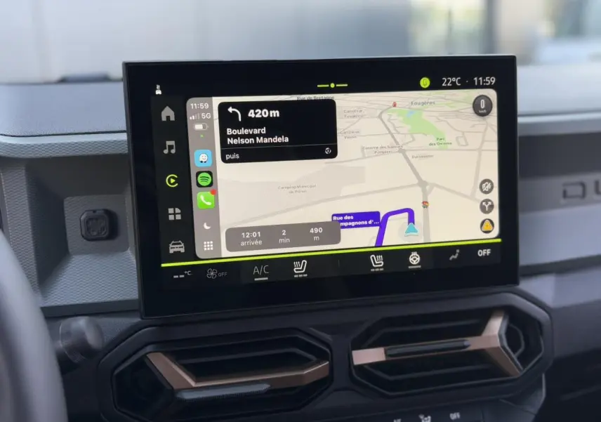 Écran tactile 10 pouces du GPS Media Nav Live du Dacia Duster 2025, tableau de bord avec aérateurs brun cuivré.