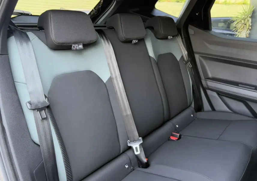 Vue intérieure sur la banquette arrière du Dacia Duster 2025, sellerie TEP MicroCloud bicolore gris et noir.