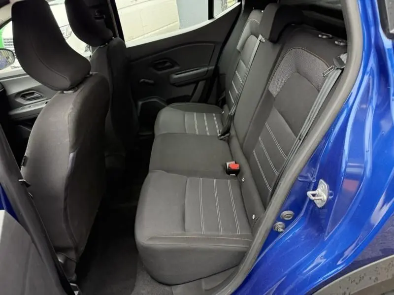 Vue intérieure côté droit sur les sièges arrière noirs d'une Dacia Sandero Stepway bleu métal 2022.