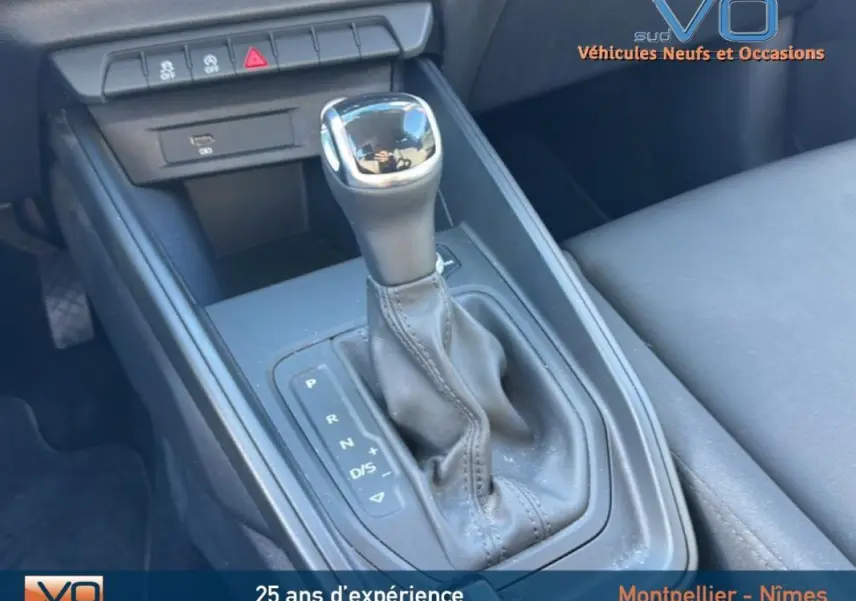 Le levier de vitesse automatique de l'Audi A1 Sportback 30 TFSI gris foncé, vue rapprochée de la console centrale.