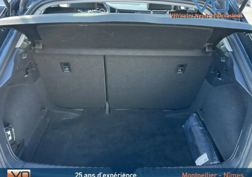 Coffre spacieux ouvert de l'Audi A1 Sportback gris foncé, vue arrière montrant l'espace de chargement vide.