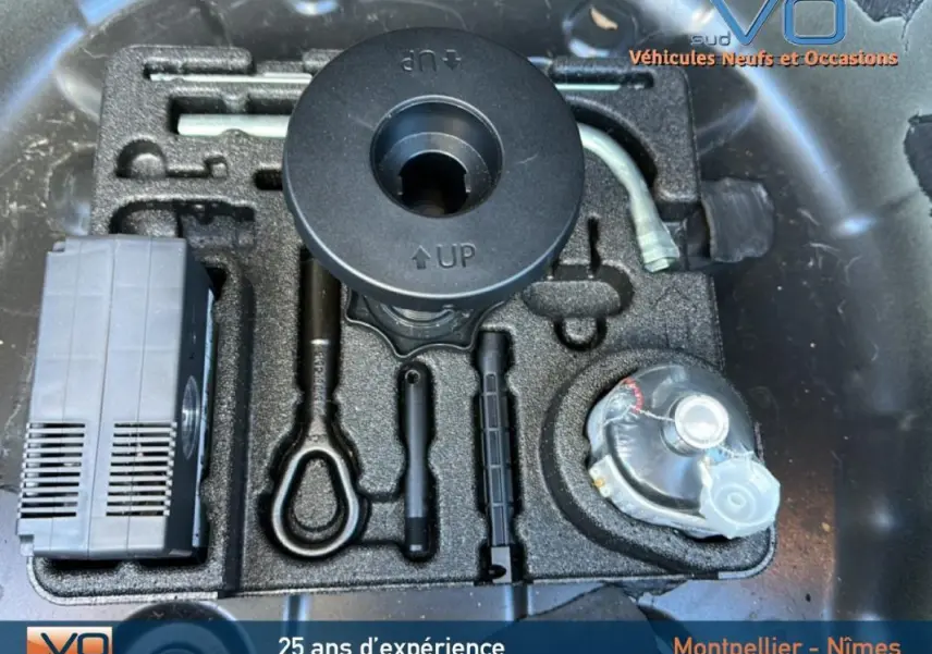 Vue rapprochée de l'outillage de bord dans le coffre d'une Audi A1 Sportback gris foncé 2020.