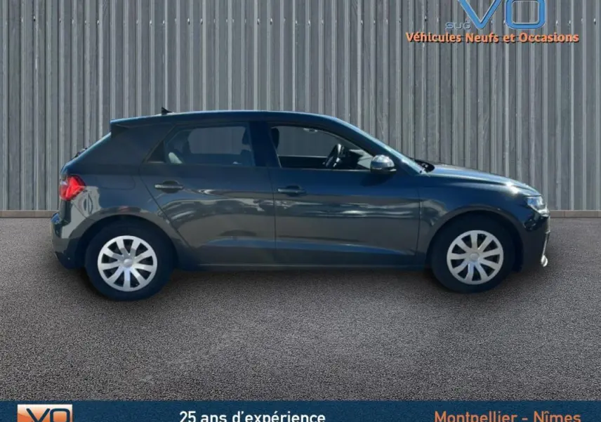 Profil côté gauche d'une Audi A1 Sportback gris foncé de 2020, compacte et élégante sur fond neutre.