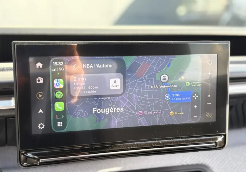 Écran tactile central du Citroën C3 Aircross Hybrid 145 affichant la navigation GPS vers Fougères.