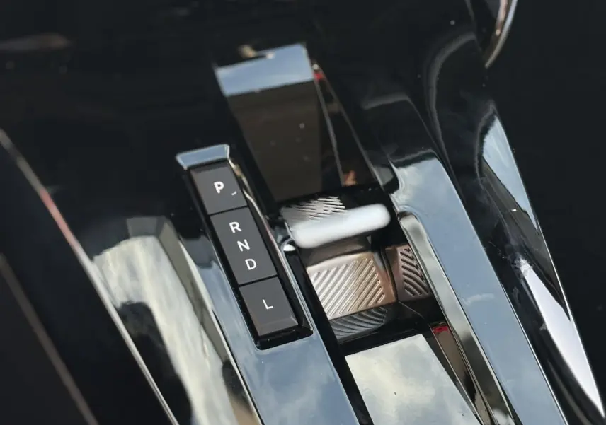 Gros plan sur la commande de boîte automatique noire brillante du Citroën C3 Aircross Hybrid 145, détails des boutons P, R, N, D, L.