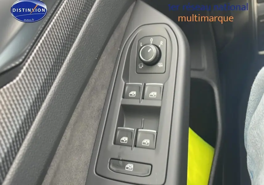 Commande des rétroviseurs et des vitres côté conducteur de la Volkswagen Golf noir, vue intérieure côté gauche.