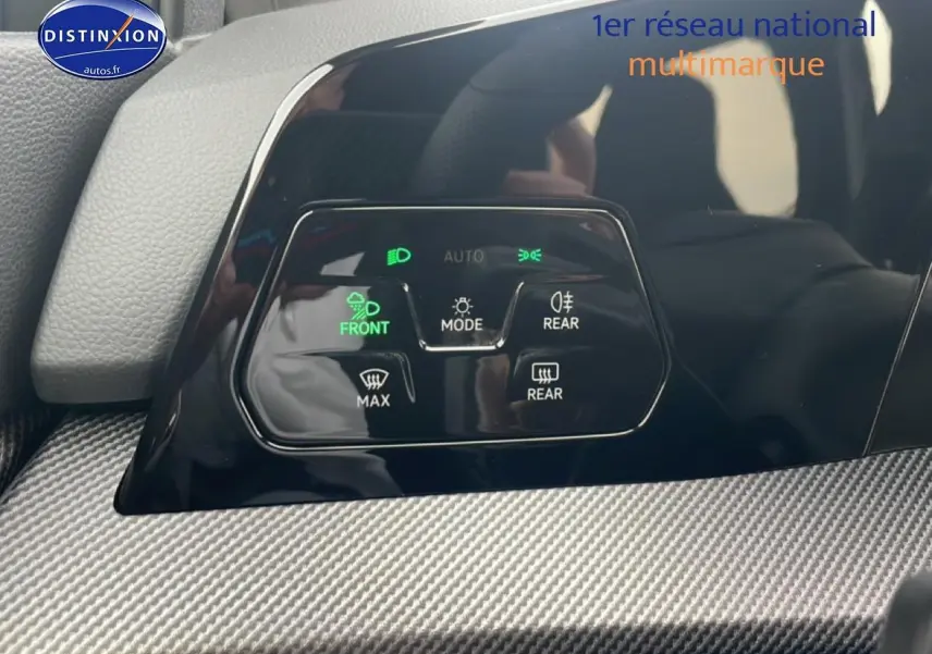 Détail du tableau de bord noir de la Volkswagen Golf 2026 avec commandes d'éclairage et finition carbone.