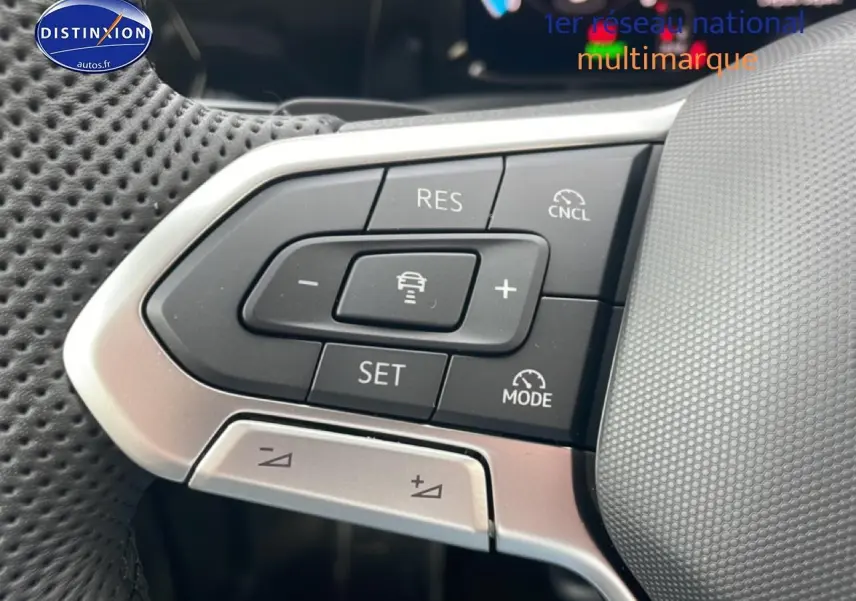 Gros plan sur les commandes multifonctions du volant cuir noir d’une Volkswagen Golf 1.5 eTSI R-Line 2026.