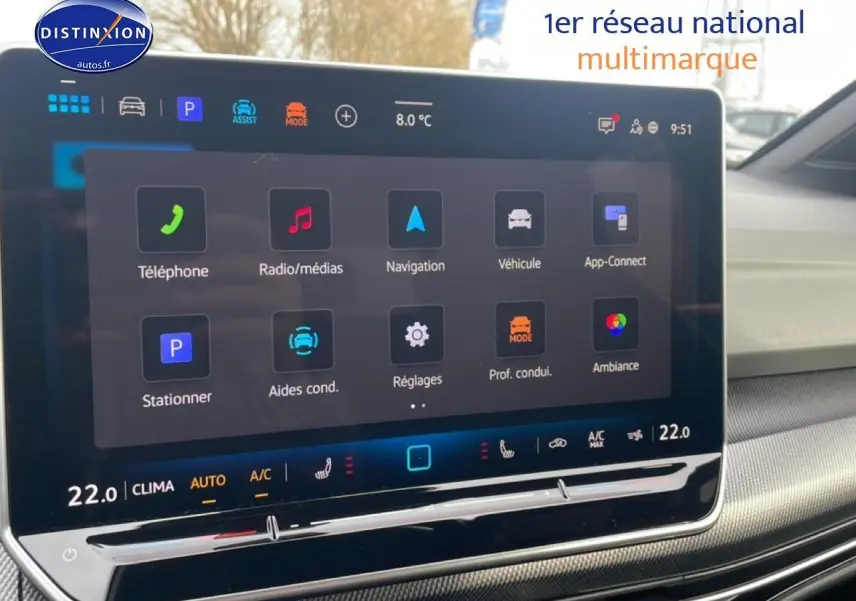 Vue intérieure de la Volkswagen Golf 2026, écran tactile multifonction avec commandes climatisation et navigation visibles.