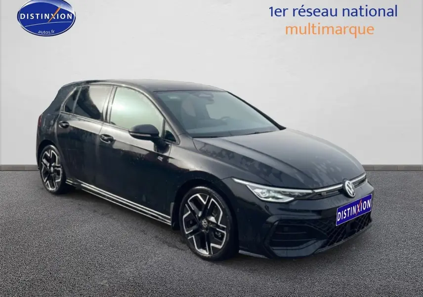 Volkswagen Golf 1.5 etsi evo2 150 R-Line noir vue 3/4 avant avec jantes alu distinctives et phares LED.