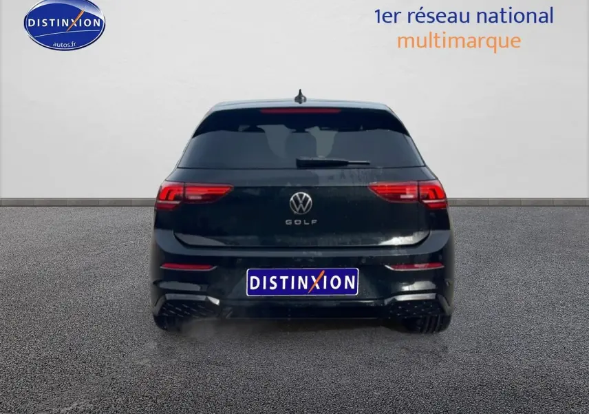 Vue arrière d'une Volkswagen Golf noire 2026 avec feux LED et logo distinctif sur fond neutre.