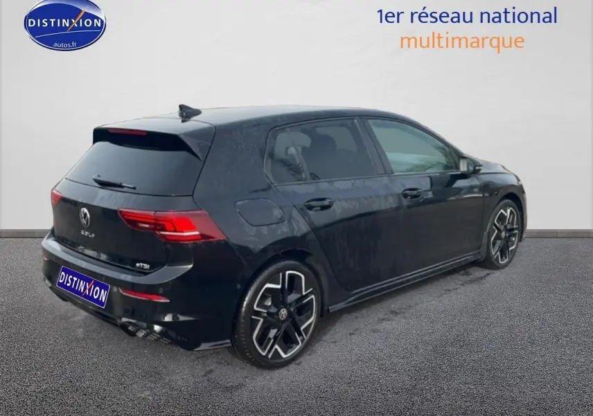 Volkswagen Golf 1.5 etsi evo2 150 R-Line noire vue 3/4 arrière droit avec jantes alu distinctives.