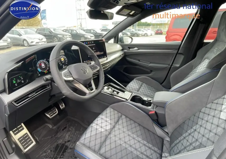 Vue intérieure avant droite de la Volkswagen Golf 1.5 ETSI Evo2 2026, sièges sport gris à motif tartan et volant cuir multifonction.