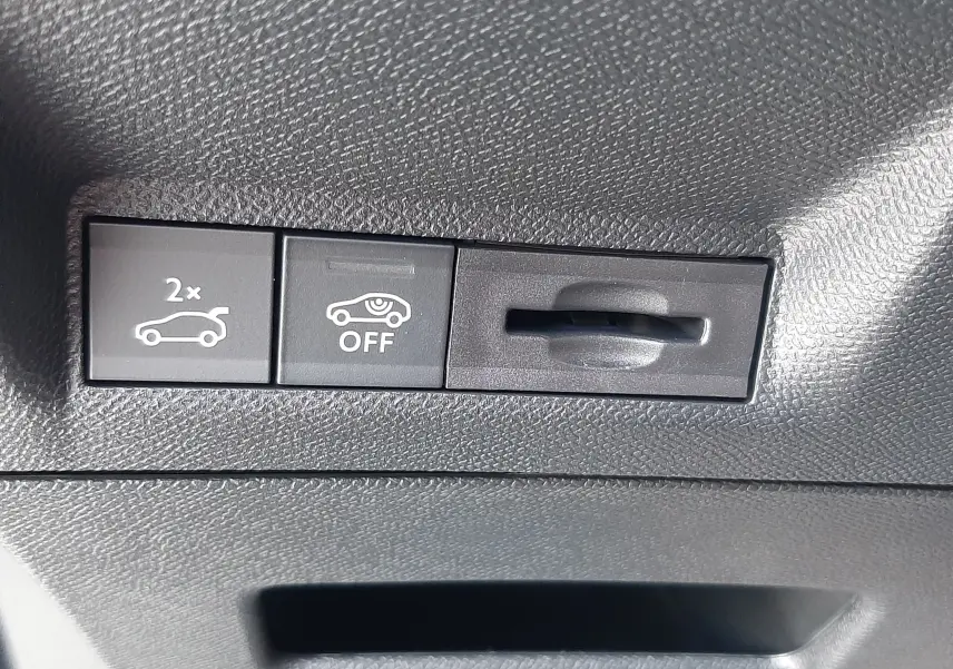 Détail intérieur montrant les boutons de commande du hayon et de l'assistance à la conduite sur PEUGEOT 3008 gris titane.