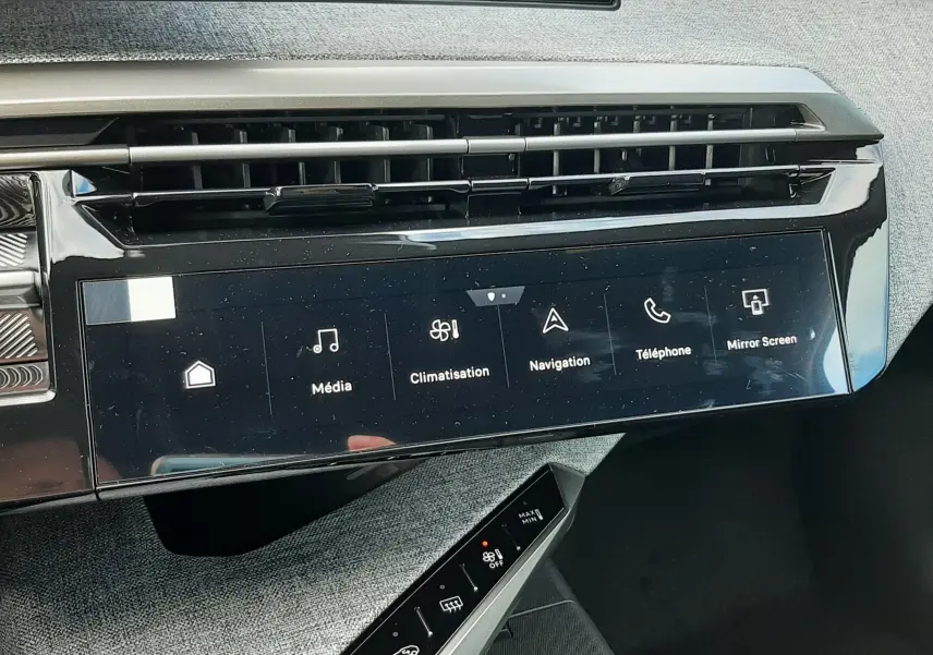 Vue rapprochée de la console centrale tactile du Peugeot 3008 gris titane, avec commandes climatisation et multimédia.