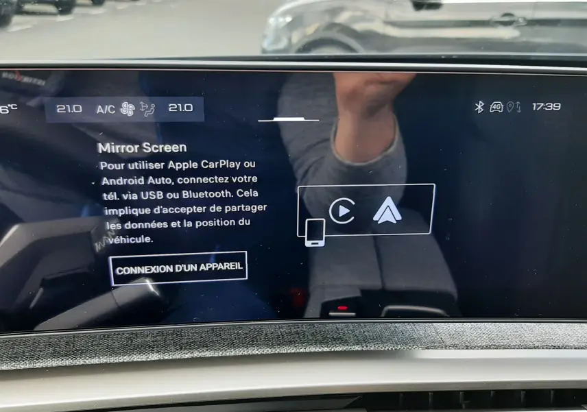 Vue intérieure du tableau de bord du Peugeot 3008 hybride 2026 avec écran tactile affichant la connexion Mirror Screen.