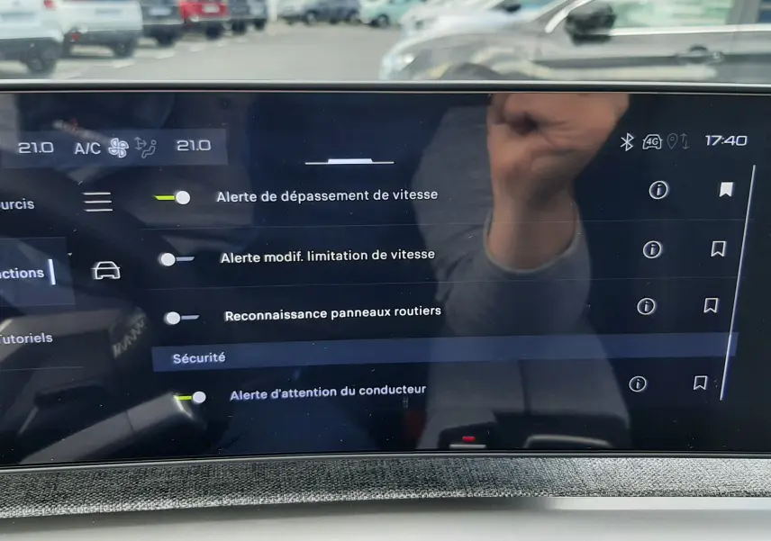 Écran tactile intérieur du Peugeot 3008 gris titane montrant les réglages d’alertes de sécurité conducteur.