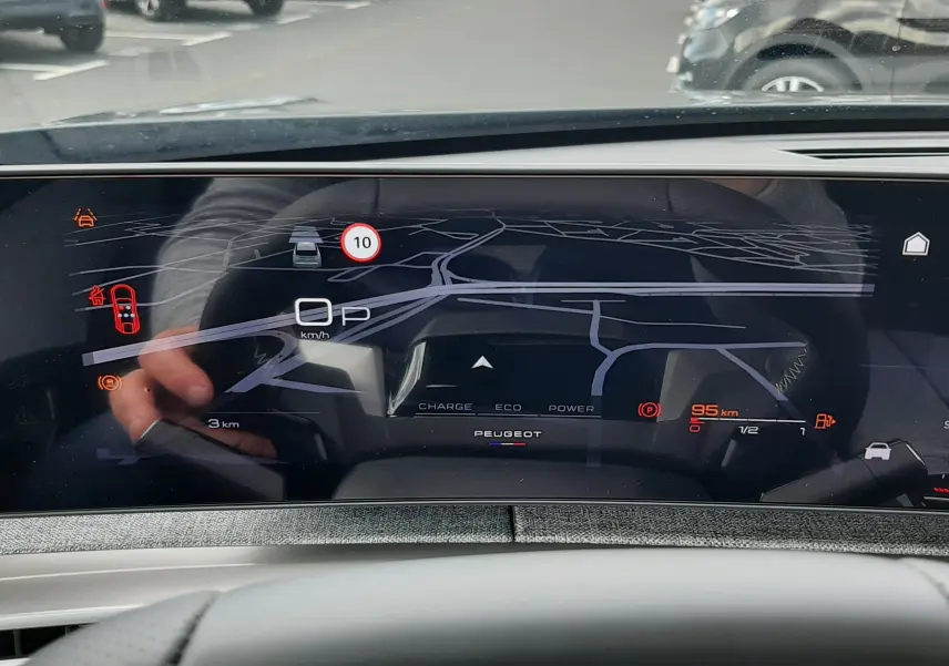 Tableau de bord numérique du Peugeot 3008 gris titane, affichant la navigation et les informations de conduite.