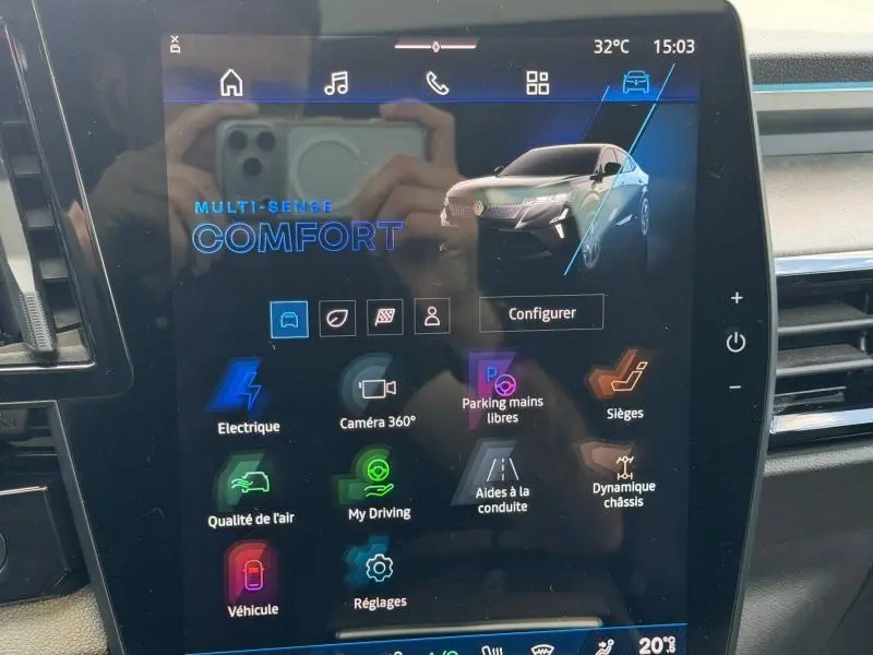 Écran tactile central du Renault Rafale 2025 affichant le mode Confort en vue avant du véhicule noir étoilé métallisé.