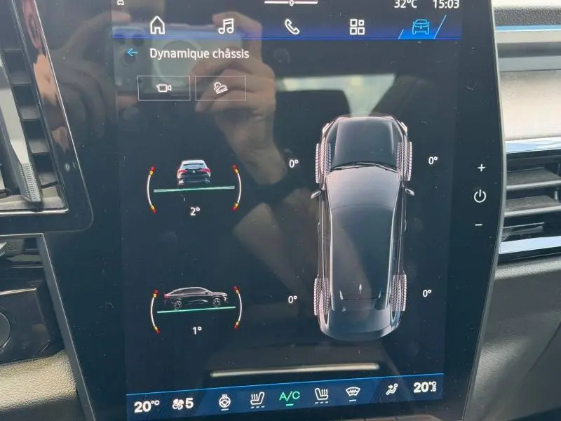 Écran tactile intérieur montrant la dynamique châssis d’une Renault Rafale noire étoilé métallisé, vue de dessus du véhicule.