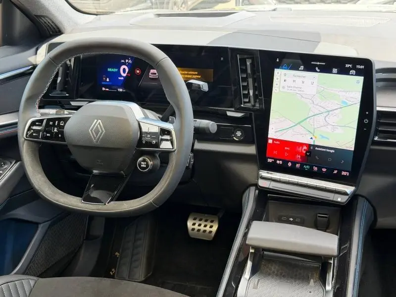 Vue intérieure du tableau de bord et volant noir du Renault Rafale 2025 avec écran tactile vertical et affichage numérique.