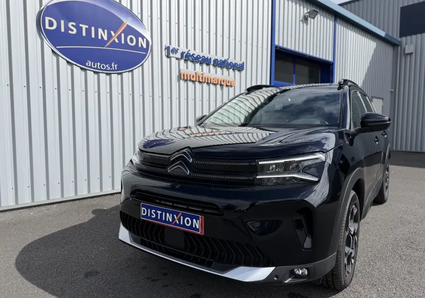 Citroën C5 Aircross noir perla vue 3/4 avant droit, avec calandre distinctive et phares LED modernes.