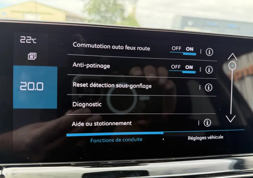 Écran tactile intérieur du Citroën C5 Aircross 1.5 HDi 130 noir Perla montrant la caméra de recul et la climatisation à 20°C.