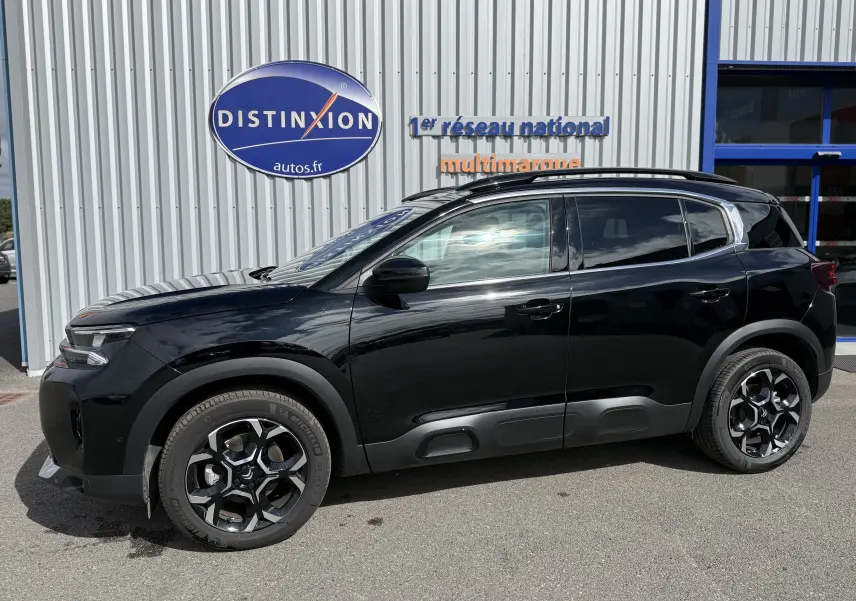 Vue de profil côté gauche d’un Citroën C5 Aircross 1.5 HDi noir Perla avec jantes noires et détails chromés.