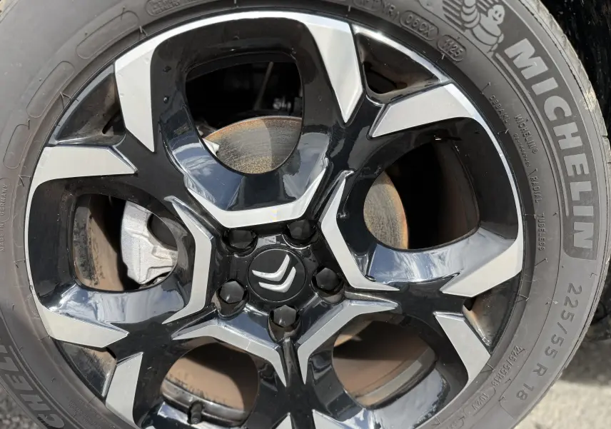 Gros plan sur la jante noire et argentée d’un Citroën C5 Aircross 1.5 HDi 130, pneu Michelin visible.