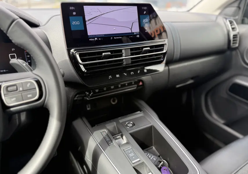 Tableau de bord numérique de Citroën C5 Aircross 1.5 HDi 130, affichage de navigation et compte-tours, intérieur noir.