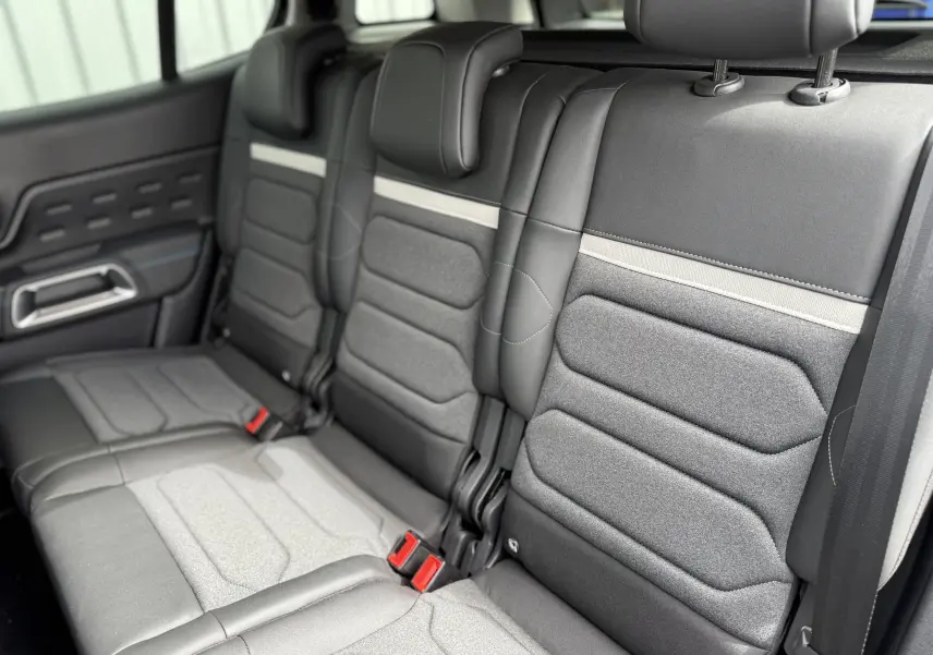 Vue intérieure rapprochée des sièges avant en tissu et cuir gris du Citroën C5 Aircross 1.5 HDi 130 EAT8 Max.