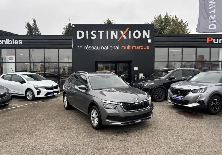SKODA KAMIQ gris graphite métal vu de face 3/4 droit sur parking devant concession Distinxion.