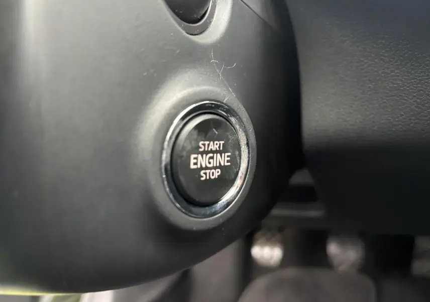 Bouton start engine stop en gros plan sur le tableau de bord noir du Skoda Kamiq gris graphite 2024.