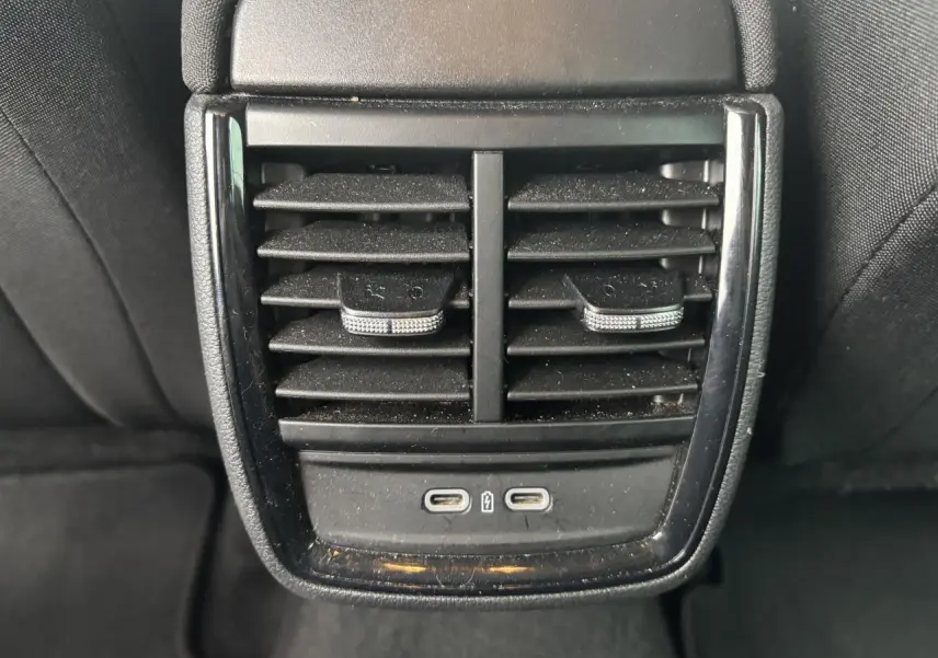 Prise USB-C double et bouches d'aération arrière noires du Skoda Kamiq gris graphite 2024 vue intérieure centrale