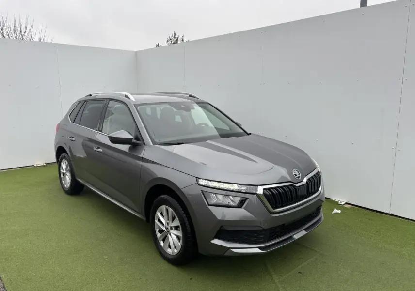 Vue 3/4 avant d'un Skoda Kamiq gris graphite métallisé avec calandre noire et jantes alliage argentées.