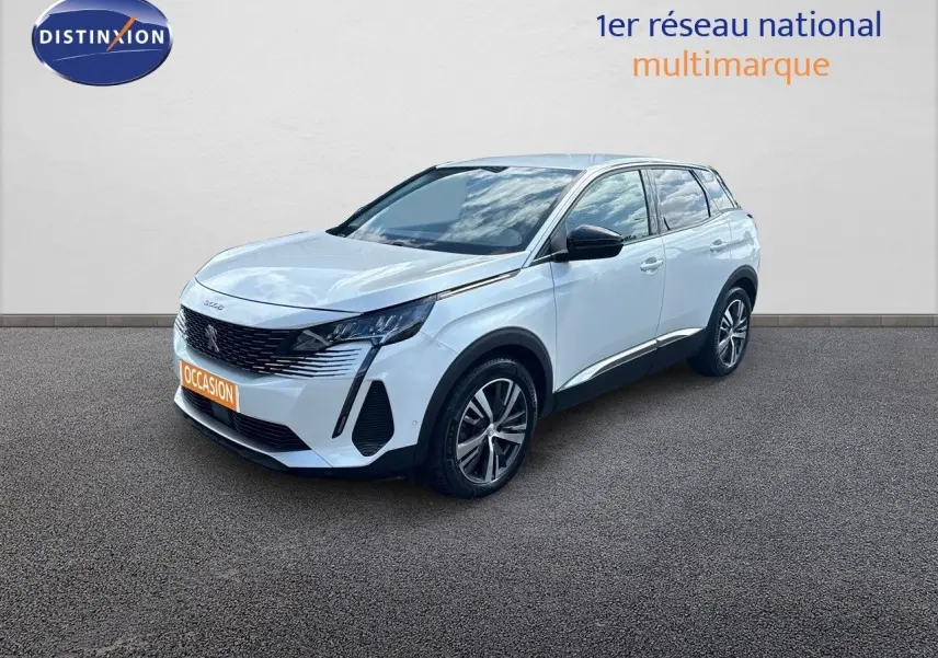 Peugeot 3008 blanc nacré en 3/4 avant droit avec attelage, sur fond neutre et sol bitumé.