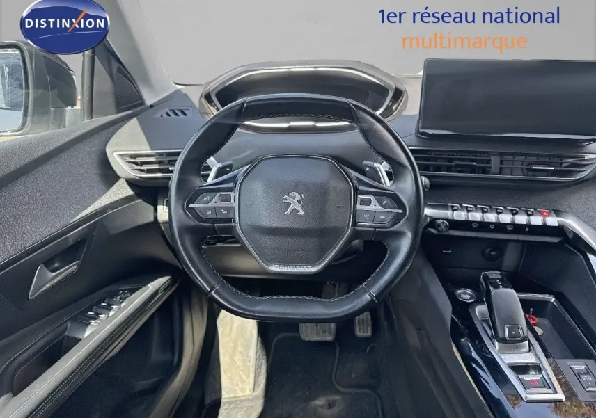 Vue intérieure centrée sur le volant compact et le tableau de bord moderne du Peugeot 3008 blanc nacré 2022.