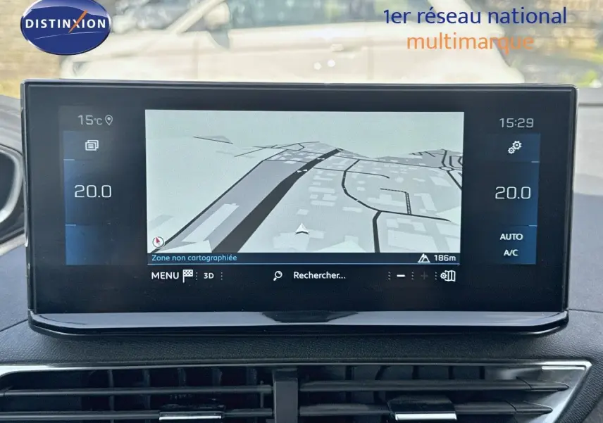 Écran tactile central du Peugeot 3008 blanc nacré 2022 affichant la navigation et la climatisation à 20°C.