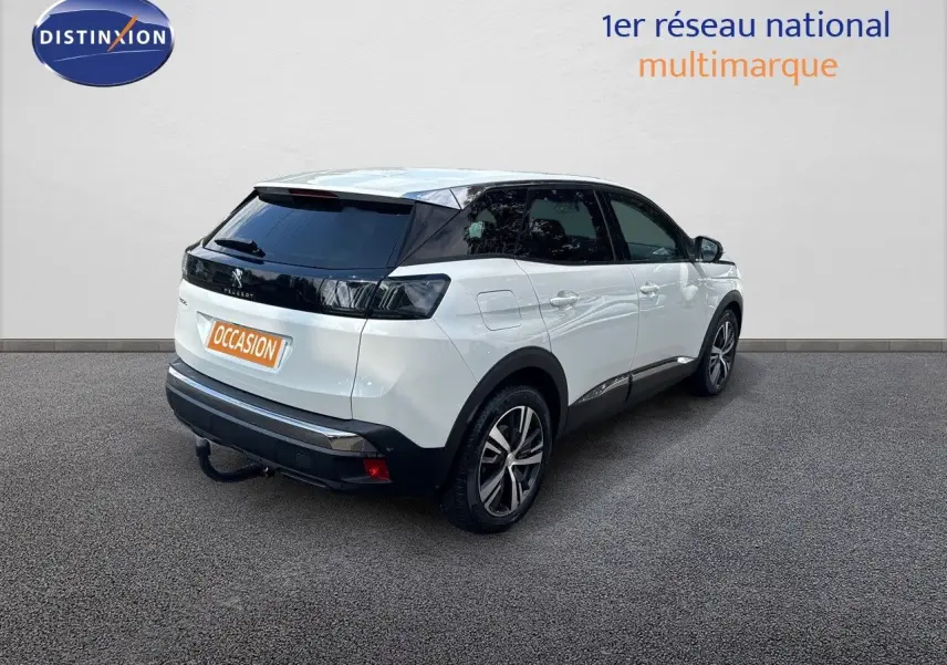 Peugeot 3008 blanc nacré en 3/4 arrière droit, avec attelage et toit noir contrastant visible sur fond neutre.