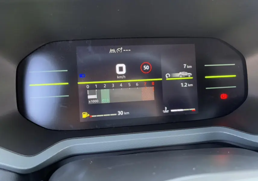 Tableau de bord digital 7 pouces du Dacia Duster 2025 affichant vitesse, régime moteur et autonomie.