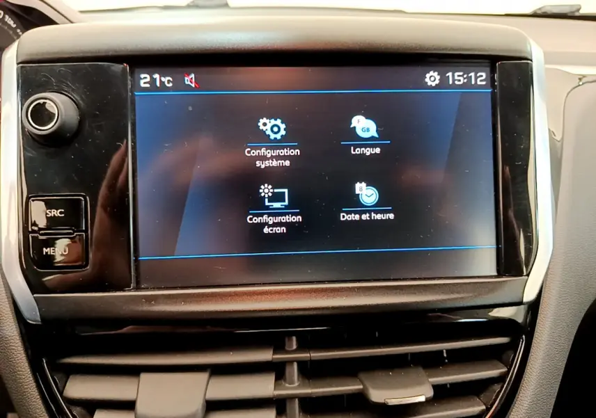 Écran tactile central de la Peugeot 208 Puretech 82 Signature 2019 affichant les réglages système et langue.