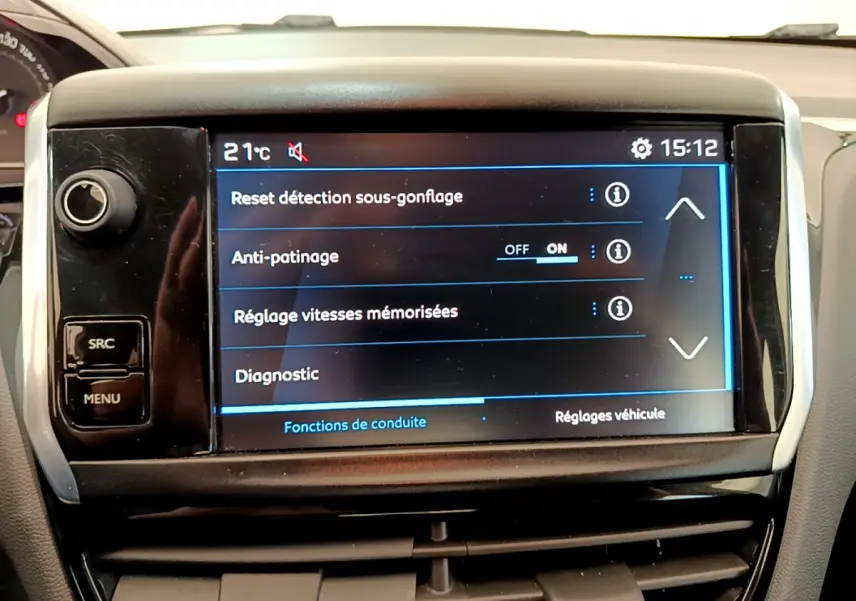 Écran tactile central du tableau de bord de la Peugeot 208 blanche, affichant les réglages de conduite.