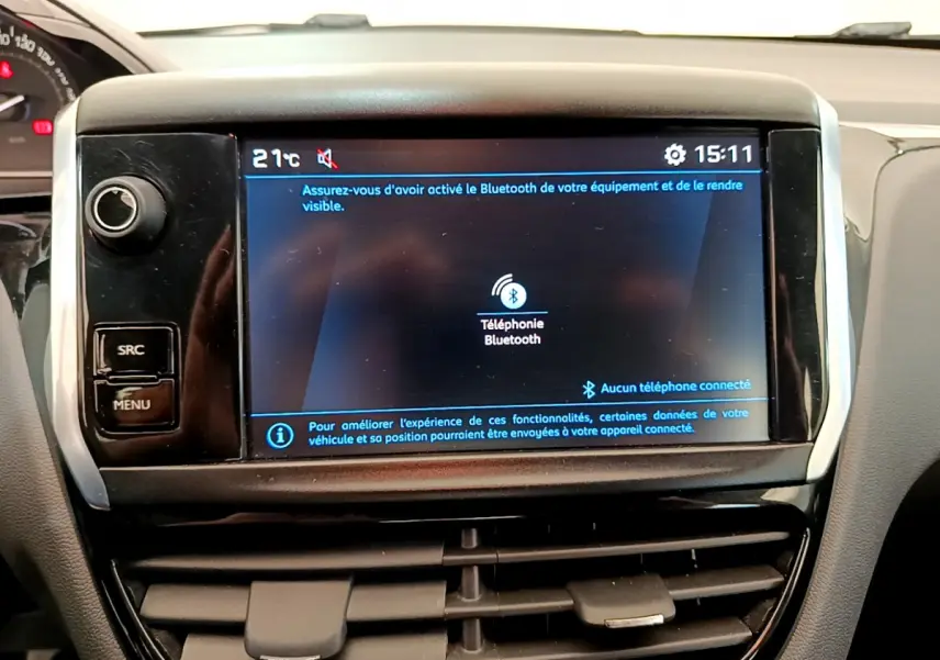 Écran tactile central de la Peugeot 208 Puretech 82 Signature 2019 affichant la connexion Bluetooth inactive.