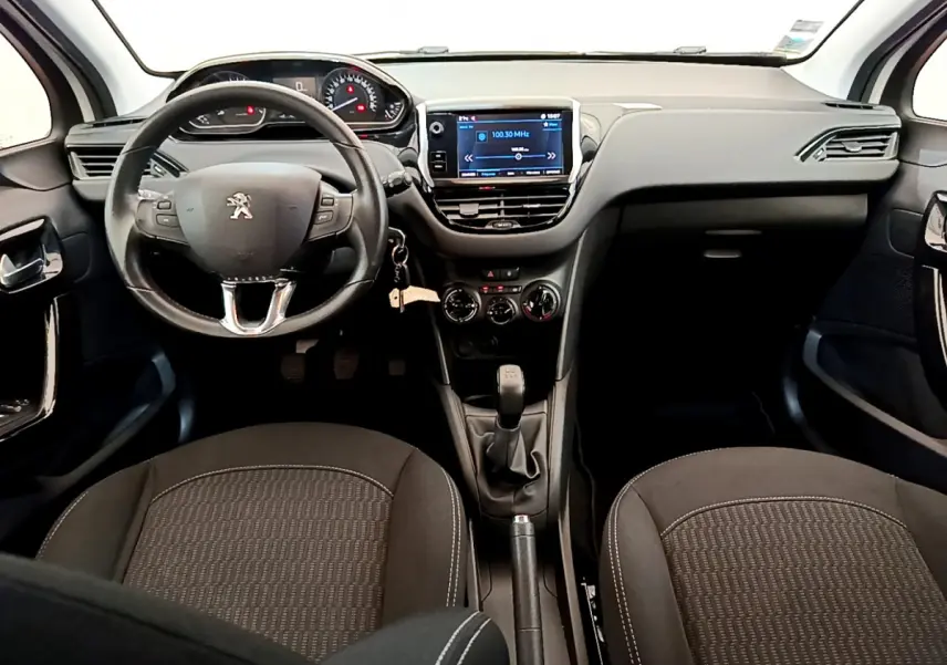 Intérieur Peugeot 208 Puretech 82 Signature 2019, vue avant centrée sur tableau de bord et volant cuir noir.