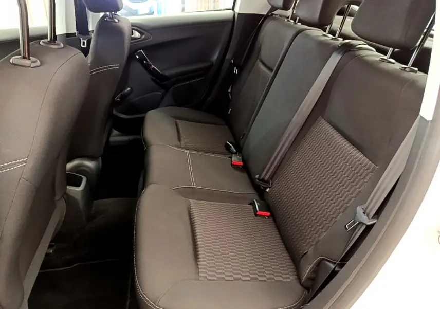 Vue intérieure côté droit des sièges arrière noirs avec surpiqûres blanches de la Peugeot 208 Puretech 82 Signature blanche 2019