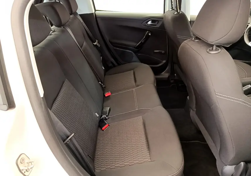 Vue intérieure côté gauche sur la banquette arrière noire de la Peugeot 208 blanche Puretech 82 Signature 2019.