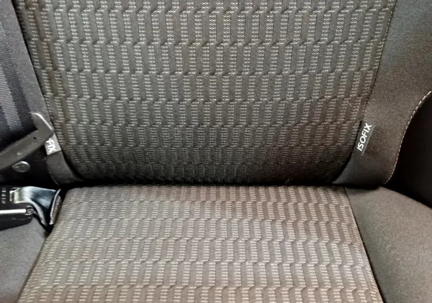 Gros plan sur la banquette arrière noire avec étiquette ISOFIX de la Peugeot 208 Puretech 82 Signature 2019.